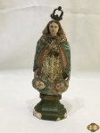 Imagem de Nossa Senhora da Conceição em madeira com rica policromia. Medindo 20cm de altura. Com pequenas falhas na policromia.