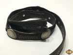 Cinto de Cowboy em couro com apliques em metal prateado. Medindo 112,5cm de comprimento.