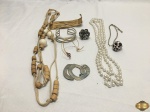 Lote de bijuterias, sendo 2 colares, 1 par de brincos, 2 pulseiras e 1 anel.
