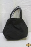 Bolsa tiracolo tipo saco em naylon preto com detalhes em couro de cobra sintético da Sequoia. Medindo 34cm x 25cm