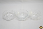 Lote composto de 3 bowls em vidro moldado. Medindo o maior 12,5cm de diâmetro x 5,5cm de altura.
