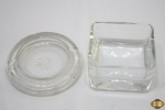 Lote de cinzeiro redondo em vidro e um petisqueira quadrada funda em vidro incolor. Medindo o cinzeiro 15,5cm de diâmetro x 3cm de altura. O cinzeiro está com o fundo bicado.