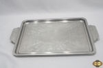 Bandeja retangular em aço inox Art-Prata com fundo cinzelado. Medindo 54cm x 33cm.