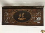 Entalhe em madeira marchetada com cena galante. Medindo 32cm x 15cm.