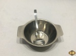 Molheira com alça e colher em aço inox Fracalanza. Medindo 12,5cm de diâmetro x 5cm de altura.