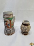 Lote de 2 canecas em cerâmica pintada com relevos. Medindo a maior 17,5cm de altura.