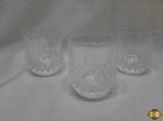 Jogo de 3 copos de whisky em cristal facetado com base moldada. Medindo 9,5cm de altura.