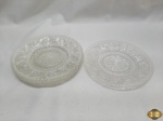 Lote de 4 pratos de bolo em vidro moldado. Medindo 19cm de diâmetro.