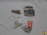 Lote de escritório, composto de calculadora, clips, etc.