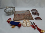 Lote diverso, composto de cesta, pentes, sapato infantil, chaveiros, etc.