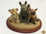 Escultura de animas sentados em resina africana. Medindo 16cm de comprimento x 10,5cm de altura.