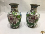 Par de vasos decorativos em bronze esmaltado clossone. Medindo 13cm de altura.