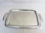 Bandeja retangular corpo liso com aço inox meridional. Medida: 45x34cm de comprimento.