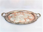 Bandeja o banquete  com alças com bordas ricamente decoradas em petit bronze. fundo em metal  Medida: 60x40cm de comprimento.Apresenta restauro na borda