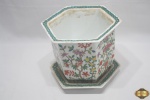 Lindo cachepot em porcelana oriental facetada com pintura floral. Medindo 19,5cm de altura x 23,5cm de diâmetro.