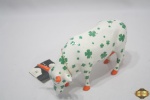 Enfeite de vaca Cow Parade original em porcelana, modelo 2006. Medindo 16cm de comprimento x 9,5cm de altura, com restauro na pata traseira esquerda.