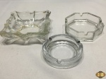 Lote de 3 cinzeiros em vidro moldado. Medindo o quadrado 14cm x 14cm x 4,5cm de altura.