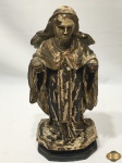 Antiga imagem de Nossa Senhora em madeira entalhada com policromia e olhos de vidro. Medindo 32cm de altura. Com falhas na policromia e sem uma das mãos.