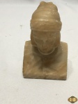 Escultura de busto em alabastro. Medindo 9,5cm de altura.