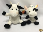 Lote de 2 pelúcias na forma de vaca. Medindo a maior 24cm de comprimento