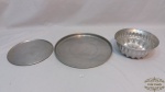Lote de 3 formas sendo 2 de pizza e uma de bolo.Medidas: 30cm de diametro forma redonda maior ,menor 22cm diametro , forma redonda funda 20cm diametro 8cm de altura.