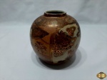 Vaso floreira bojudo em porcelana oriental com pintura em relevo. Medindo 14cm de altura.