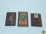 Lote de 3 placas comemorativas, sendo 2 delas faltando a dedicatória. Medindo a maior 13cm x 8cm.