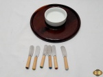 Petisqueira em madeira com cumbuca para pastas em porcelana e 6 espatulas. Medindo a petisqueira 24,5cm de diâmetro.