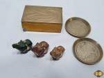 Lote composto de 2 salvas em latão, 1 caixa revestida de latão e 3 enfeites de elefante. Medindo a caixa 10cm x 6cm x 4cm de altura. Caixa com falhas na placagem.