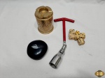 Lote composto de cinzeiro em latão com dispense, 6 dados de 6 lados, enfeite com logo A cobra vai fumar em madrepérola e chave estrela.