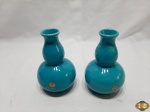 Par de vasos floreira bojudos em porcelana azul turquesa. Medindo 13,5cm de altura.