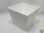 Cachepot quadrado em porcelana Luiz Salvador. Medindo 21cm x 21cm x 19cm de altura.