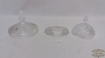 Lote de 3 tampas  de cristal  lapidados diferentes tamanhosMedidas: tampa maior 13cm de diametro, media 11cm de diametro , menor  7cm de diametro