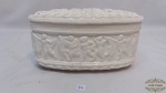 Caixa oval em faiança ricamente decorada.Medidas: 23cm de comprimento por 11cm de largura.