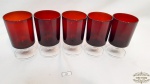Jogo de 5 taças para vinho c vidro cor rubi. Medida 14 cm de altura