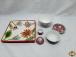 Lote composto de 2 bowls, 1 pratinho, 1 copo de saque, 1 tampa em porcelana oriental e uma prato quadrado em porcelana floral. Medindo o prato 21cm x 21cm.