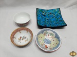 Lote diverso, composto de 3 bowls em porcelana e 1 petisqueira quadrada em cerâmica com mosaico vitrificado. Medindo 19cm x 19cm x 5cm de altura.