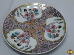 Prato decorativo em porcelana oriental com pintura de gueixas. Medindo 26,5cm de diâmetro.