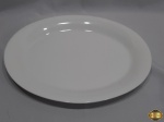 Travessa oval em porcelana branca. Medindo 43cm x 33,5cm
