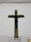 Crucifixo em madeira com cristo em metal. Medindo 36,5cm x 20cm.