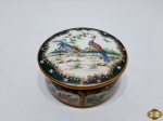 Caixa decorativa redonda em porcelana com pintura de aves com ouro. Medindo 12cm de diâmetro x 5cm de altura.