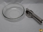 Lote composto de travessa redonda funda em vidro Pyrex e espremedor de batata em aço inox. Medindo a travessa 26cm de diâmetro x 8,5cm de altura.