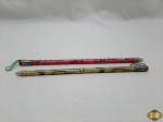 Lote de 2 lápis gigantes em madeira com estampa. Medindo 39cm de comprimento.