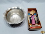 Lote composto de bowl em prata 90 rendada e colher de sorvete em plástico duro. Medindo o bowl 19,5cm de diâmetro x 9cm de altura.