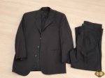 Terno Masculino Pierre Cardin. Peça em ótimo estado de conservação, Terno clássico blazer e calça . Fechamento por botão no blazer e botão e zíper na calça. Bolsos funcionais, na calça e por dentro do blazer. TAM BLAZER : 50 MÉDIO , TAM CALÇA: 40 .