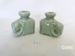 Par Castiçal Porcelana Oriental  verde Formato Elefante. Medida: 9 cm x 9 cm