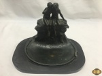 Escultura em bronze de meninas no lago no estilo Art Nouveau, peça assinada. Medindo 28cm x 18cm de base x 21cm de altura.