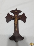 Crucifixo em madeira com Cristo em metal dourado. Medindo 21,5cm de altura.