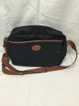 Bolsa tipo carteiro Longchamp em nylon preto com acabamentos em couro marron, medindo 35 cm de comprimento x 28 cm de altura