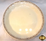 Enorme prato para bolo em porcelana inglesa Creampetal - Grindley, fundo creme e borda com guirlanda flora. Medindo: 33cm de diametro